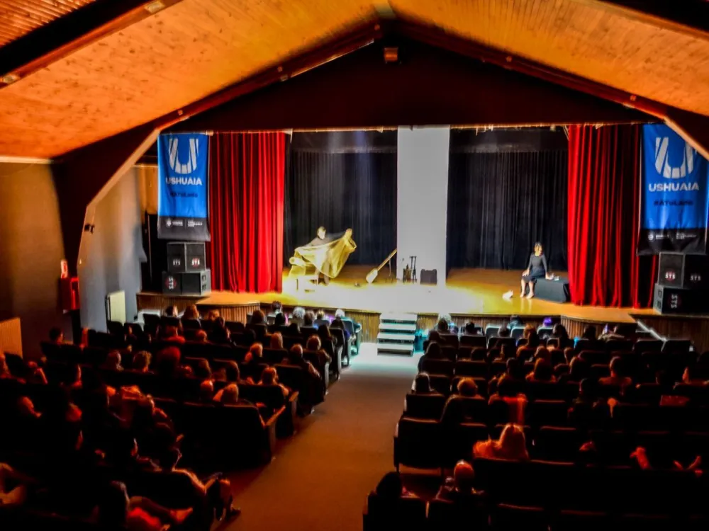 La Municipalidad de Ushuaia llevó adelante el cierre del ciclo "Teatro por Mujeres" en la Sala Niní Marshall