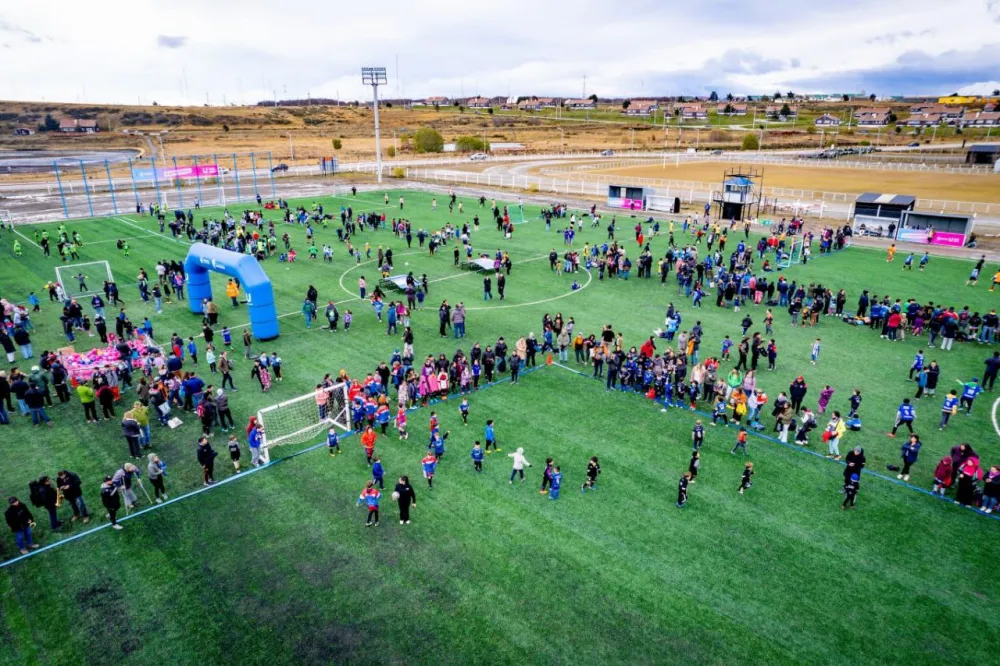 Vuoto inauguró el nuevo campo de juego del estadio municipal Hugo Lumbreras