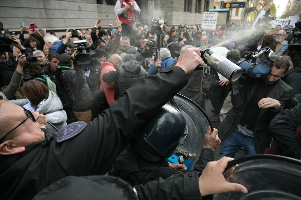 La policía reprimió la marcha de jubilados en el Congreso contra el veto de Javier Milei