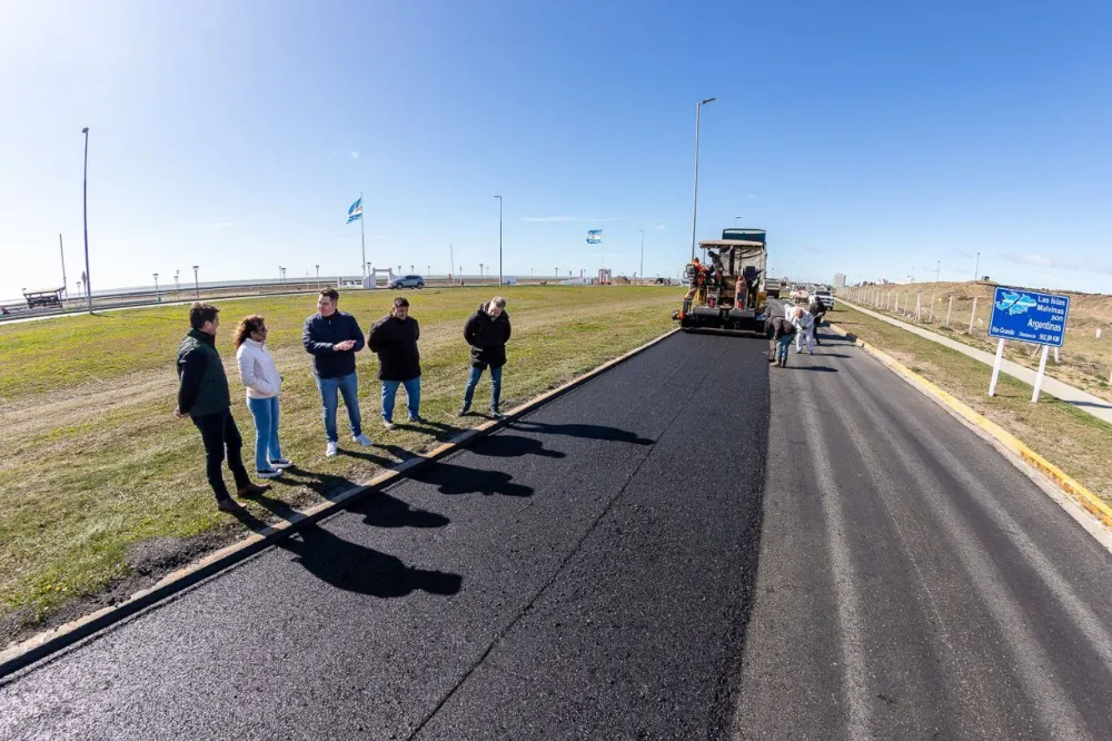 Martín Perez recorrió los avances de obra de remediación asfáltica de la Av. Héroes de Malvinas