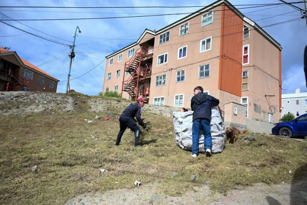 La Municipalidad de Ushuaia realizó una jornada de limpieza y retiro de residuos voluminosos en el barrio 640 Viviendas