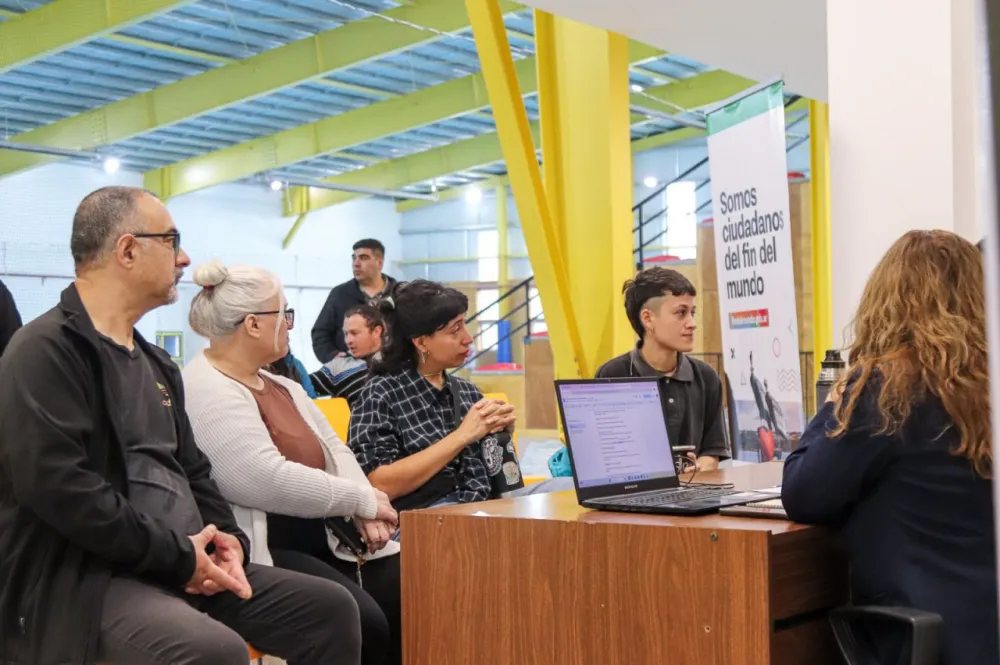 Activa participación de la comunidad en las oficinas itinerantes sobre asesoramiento de programas provinciales