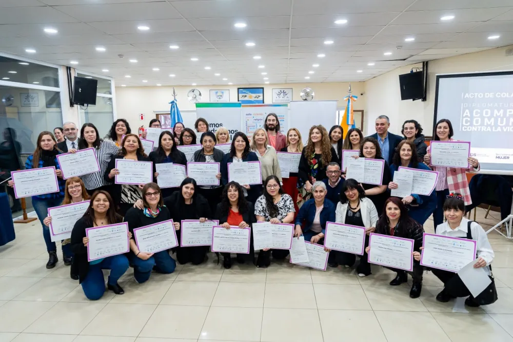 Más de 180 personas recibieron su diploma universitario de "Acompañantes Comunitarios Contra la Violencia de Género"