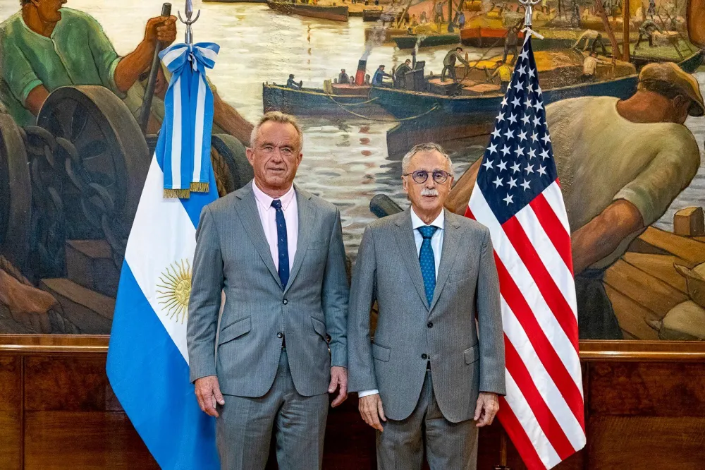 El Gobierno confirma la salida de la OMS y busca "revisar" las vacunas