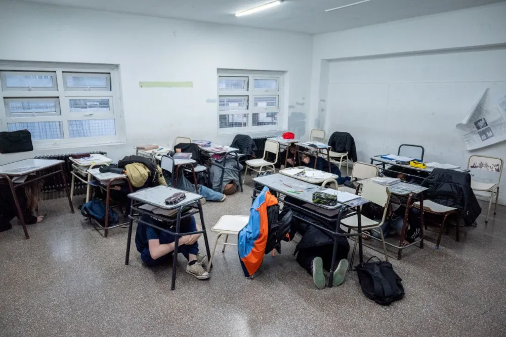 Defensa Civil de Ushuaia y el Gobierno provincial realizaron simulacro por sismo en el Colegio Olga B. de Arko