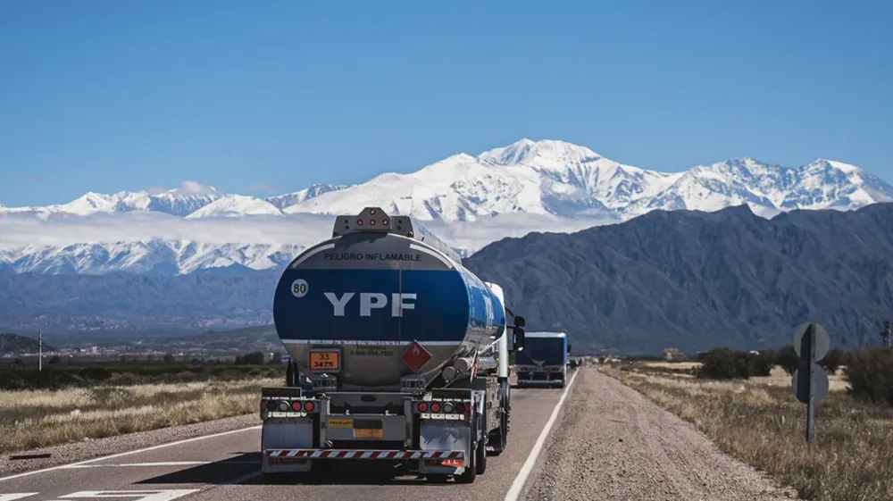 Fallo judicial en EE.UU. ordena a Argentina entregar el 51% de YPF a fondo buitre