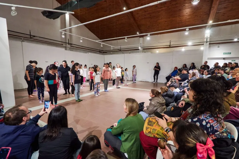 Ushuaia: La Secretaría de Cultura y Educación realizó una clase abierta del Taller de Teatro Musical Infantil en el Foyer "Ego Pereda"