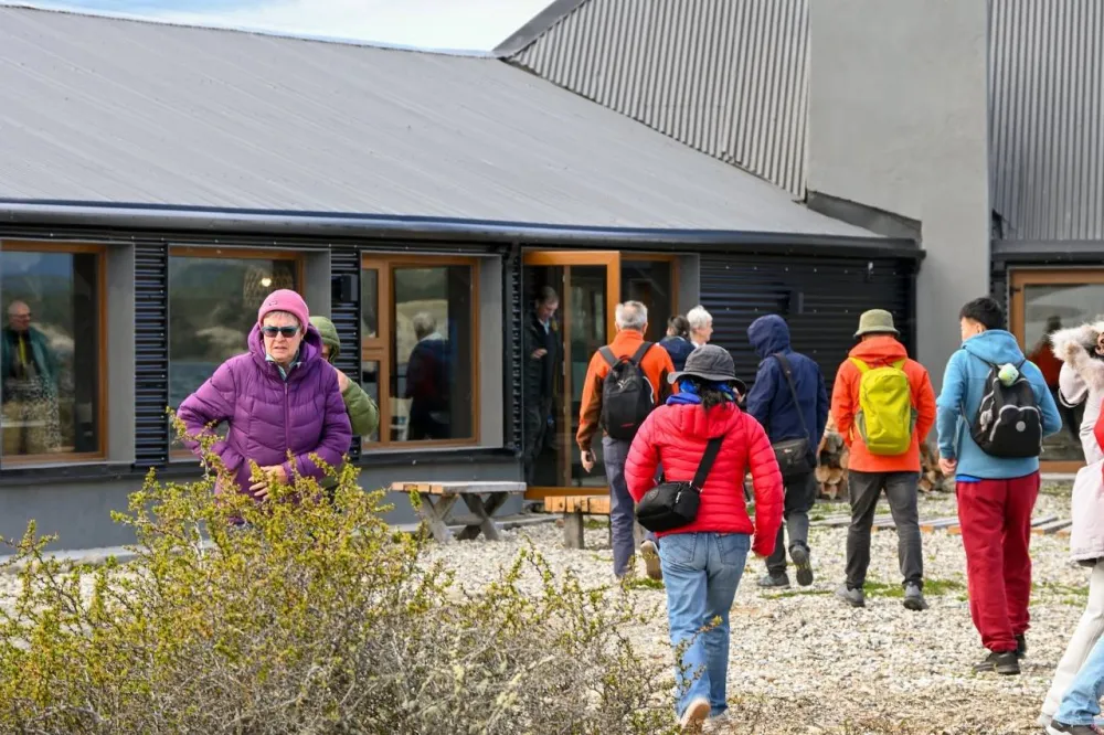 Tolhuin: Punta del Lago recibió a su primer contingente de turistas internacionales antes de su inauguración oficial