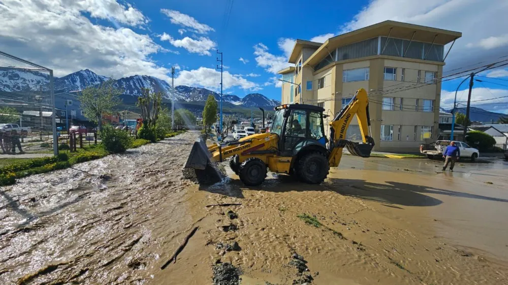 La Municipalidad de Ushuaia trabaja en distintos sectores ante el crecimiento de caudales de ríos por las intensas precipitaciones