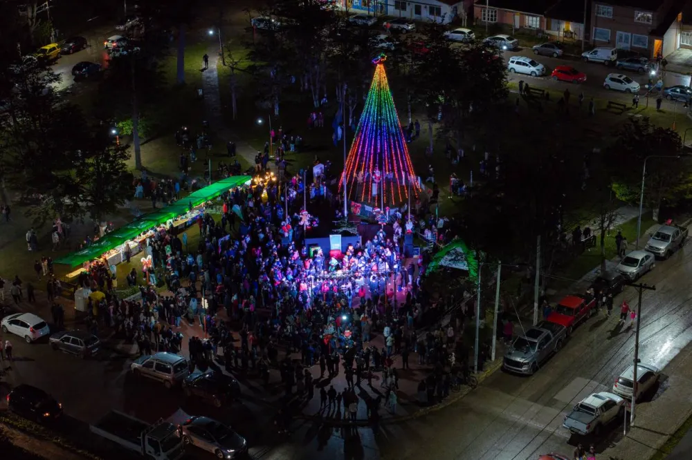 Tolhuin encendió su árbol de Navidad con una multitudinaria celebración en la Plaza Cívica Corazón de la Isla