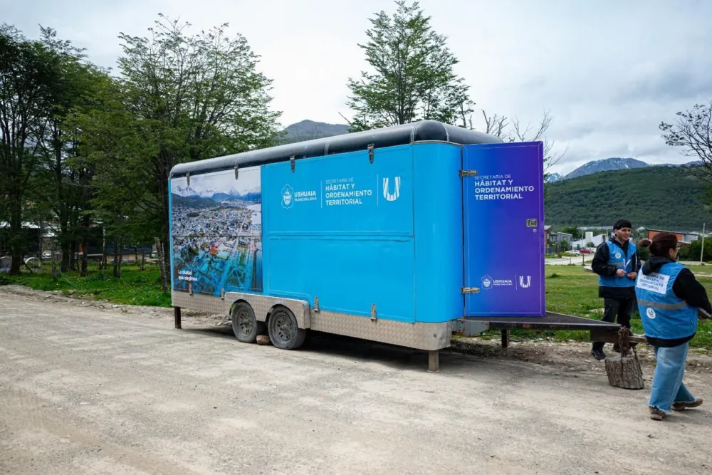 Ushuaia: El móvil de Hábitat acompaña a los vecinos y avanza en el proceso de regularización dominial